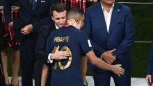Macron je naslijedio Kolindinu tradiciju grljenja srebrnih, a Mbappe je jedva čekao kraj tog zagrljaja