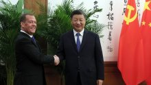 Rusija pojačava veze s Kinom: Medvedev stigao u iznenadni posjet Xiju, razgovarat će o svemu pa i Ukrajini