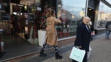 [FOTO] Uživa kod nas: Kate Beckinsale je bila na Adventu, posjetila zagrebačke vatrogasce, dočekala Vatrene, a sad po centru šopingira