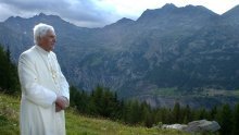 Vatikan na mukama zbog lošeg zdravstvenog stanja bivšeg pape Benedikta: Nitko ne zna kako bi trebao izgledati njegov pogreb i protokol nakon njegove smrti