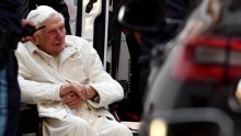 Vatikan: Bivši papa Benedikt 'stabilno', nazočio je misi u njegovoj sobi