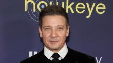 Marvelova zvijezda Jeremy Renner objavio zastrašujući bolnički selfie nakon bizarne nesreće i zahvalio pratiteljima