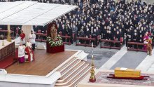 Benedikt XVI. pokopan u bazilici sv. Petra, u grobnicu Ivana Pavla II.