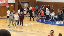 [VIDEO] Scene užasa na Zimskoj ligi; u sveopćoj tučnjavi jedan od igrača ostao je nepomično ležati, krivac priveden