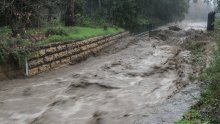 [FOTO/VIDEO] Strašna oluja udara po Kaliforniji: Golemi valovi udaraju na obalu, prijete klizišta, a evakuiran i gradić u kojem žive slavni