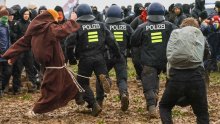 [VIDEO] Bizarni prizori iz Njemačke: Policija rastjerivala Gretu Thunberg i društvo pa zapela u blatu