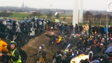 [FOTO] Žestoki sukobi policije i ekoloških aktivista u rudarskom selu u Njemačkoj: Ozlijeđeno 70 policajaca, pokrenuto 150 kaznenih istraga