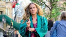 Carrie Bradshaw zablistala s kultnom torbicom u prvom planu