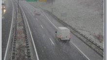 Zimski uvjeti na cestama, snijeg pada u Gorskom kotaru i Lici, a za kamione nema slobodnog pravca iz unutrašnjosti prema Rijeci