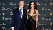 Catherine Zeta-Jones zna kako privući poglede: Izazovna haljina s dubokim dekolteom za izlazak sa suprugom