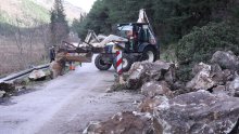 [FOTO] Nekoliko tona kamenih gromada palo na cestu kod Omiša, na sreću nitko nije nastradao