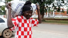 [FOTO] Hrvatski nogometni dres na cijeni je i u Zambiji. Pogodite čiji je nabavio ovaj mladić. Otkrit ćemo da na leđima ne piše ni Šuker ni Modrić