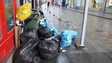 [FOTO] Smeće se već počelo gomilati na ulici, a štrajk radnika Čistoće ušao je u drugi dan