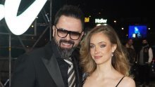 Modno usklađeni Petar Grašo i Hana Huljić stigli u Beograd na dodjelu nagrada