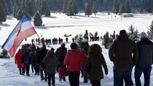 [VIDEO] 81. obljetnica Igmanskog marša: Tisuće ljudi prisjećaju se legendarne bitke iz Drugog svjetskog rata, zaigralo se i kolo