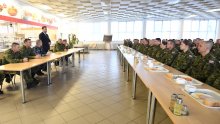 Banožić s pripadnicima HV-a uoči odlaska u NATO aktivnost u Litvu