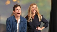 Ashton Kutcher nije znao kako pozirati s Reese Witherspoon, a komičnu situaciju dodatno je 'potpalila' i Mila Kunis