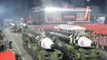 Sjeverna Koreja na paradi prikazala arsenal nuklearnih projektila