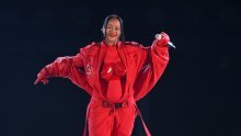 Outfit o kojem će se pričati: Rihanna naglasila trudnički trbuščić u raskopčanom padobranskom kombinezonu
