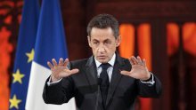 Sarkozy u strahu da izgubi izbore skrenuo udesno