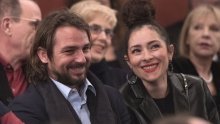 [FOTO] Osmijesi govore sve: Zrinka Cvitešić i Niko Kranjčar pojavili se na premijeri predstave u Varaždinu