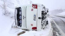 [FOTO] U prevrtanju autobusa na A1 kod čvora Brinje poginuo muškarac, jedna putnica u kritičnom stanju