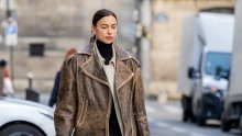 Irina Shayk ima chic baloner i odličnu kožnu jaknu, oboje iz H&M-a, a nosi ih na jako cool način