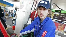 [FOTO] Pogledajte kako zvijezde Dinama Luka Modrić i Eduardo da Silva toče gorivo na benzinskoj pumpi; mnogi su bili u čudu