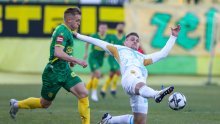 [VIDEO/FOTO] Rijeka slavila kod Istre, domaćini utakmicu završili s devet igrača, navijači zasuli teren čašama i bocama