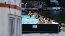 Jedna žena se izborila da se sve žene u Berlinu u bazenima smiju kupati u toplesu