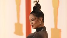Rihanna uoči dodjele Oscara ušetala u ribarskom šeširu, nogometnom dresu i tenisicama od 69 eura