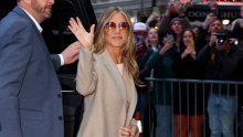 Figura iz snova i u šezdesetima: Jennifer Aniston istaknula vitke noge u monokromatskoj kombinaciji