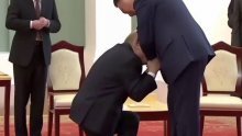 Fotografija Putina kako kleči pred Xijem zapalila je društvene mreže, stručnjaci tvrde da je u pitanju lažnjak