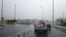 Kiša i mokri kolnici stvaraju probleme u prometu