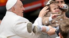 Papa koji se liječi u bolnici, iznenada posjetio bolesnu djecu, krstio i novorođenče