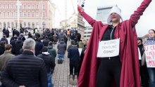 Prosvjednici bukom s razglasa ometali molitelje, došli i Bauk, Katarina Peović...