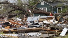 Broj poginulih u snažnom nevremenu u SAD-u narastao na šest: Tornado nosio krovove zgrada
