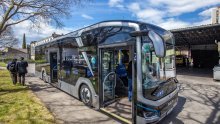 Pulom vozi električni gradski autobus
