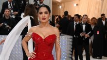 Salma Hayek u kućnom ogrtaču zaplesala salsu, pa pokazala više nego što je htjela