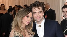 Ne skrivaju se: Robert Pattinson s djevojkom razmjenjivao nježnosti  u javnosti