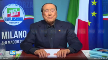 Berlusconi se javio iz bolnice: Evo me u košulji i sakou...
