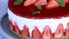 Kad se zaželite nečeg slatkog i voćnog: Tako jednostavna i tako sočna torta od jagoda