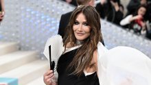 Carla Bruni otkrila novi imidž: Frizura koja skida godine sjajno joj pristaje