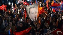 Ankete su govorile o padu Erdogana, ali sad u drugi krug ulazi kao favorit