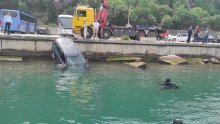 Auto završio u moru kod Dubrovnika, pogledajte kako je izvučen na suho