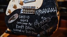 Razbijena gitara Kurta Cobaina prodana za deset puta višu cijenu od očekivane