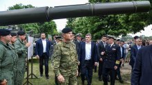 Milanović na Jarunu obišao izloženu opremu i naoružanje HV-a, gledao 'Krila Oluje'