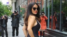 Nosi ih od 90-ih: Salma Hayek ne krije opsesiju cipelama s ovim detaljem