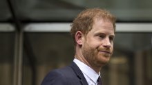 Princ Harry tvrdi da su britanski mediji hakirali telefone na 'industrijskoj razini'