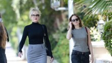 Ne gledaju istu prognozu: Melanie Griffith u šetnji s kćeri Stellom Banderas